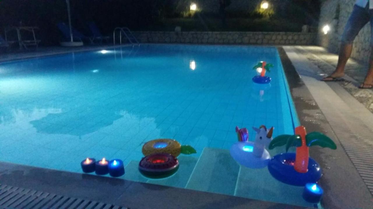 Pool Villa Grigoris Aspiotades Eksteriør billede